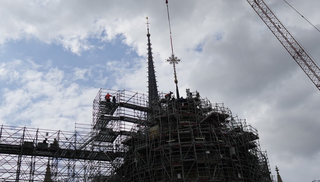 Trabajadores instalan la Croix du Chevet de la catedral de Notre Dame de París, el 24 de mayo de 2024. La Croix du Chevet es la única pieza del techo de la catedral que no ardió en el devastador incendio de abril de 2019. (AP)