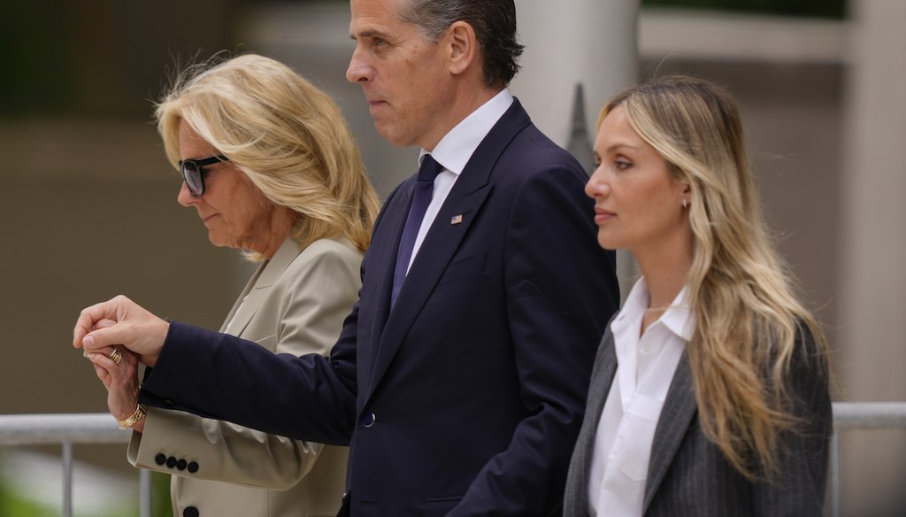 Hunter Biden, hijo del presidente Joe Biden, acompañado por su madre, la primera dama Jill Biden, y su esposa, Melissa Cohen Biden, saliendo del tribunal federal después de escuchar el veredicto, el 11 de junio de 2024, en Wilmington, Del. (AP)