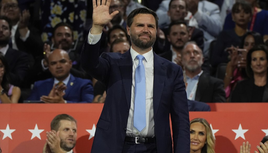 El candidato republicano a la vicepresidencia J.D. Vance, senador de Ohio, saluda durante la Convención Nacional Republicana el 15 de julio de 2024, en Milwaukee, Wisconsin. (AP)