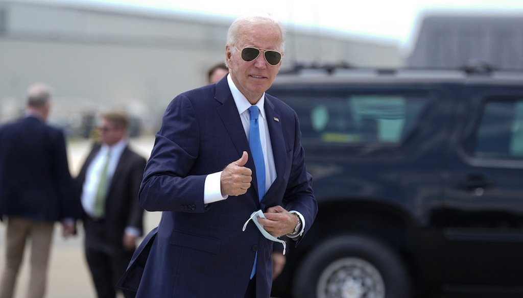 El presidente Joe Biden llega a abordar el Air Force One en la Base de la Fuerza Aérea de Dover, en Dover, Delaware, el 23 de julio de 2024. (AP)