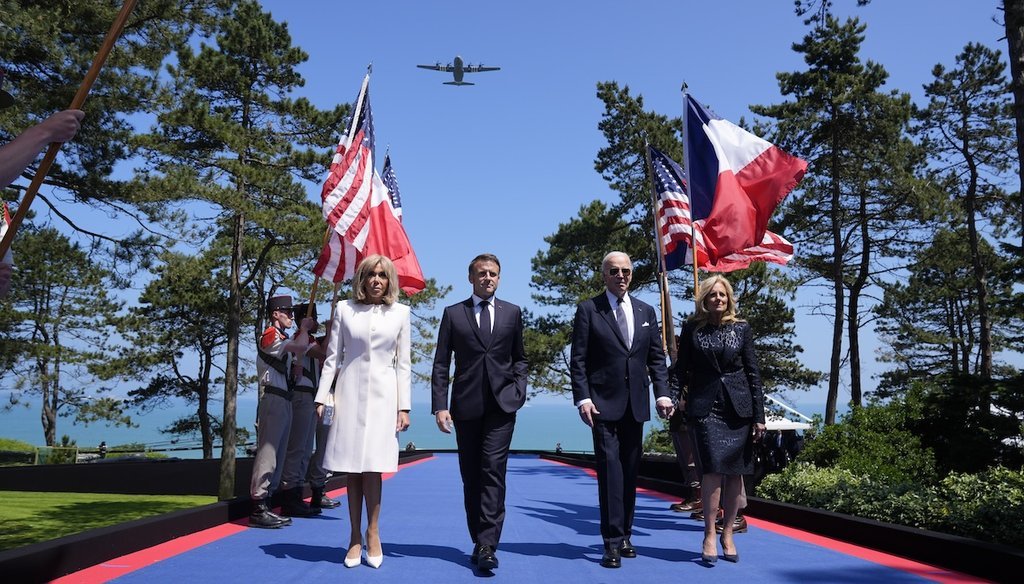 El presidente estadounidense Joe Biden, la primera dama Jill Biden, el presidente francés Emmanuel Macron y su esposa Brigitte Macron, suben al escenario el 6 de junio de 2024, para conmemorar el 80 aniversario del Día D en Normandía. (AP)