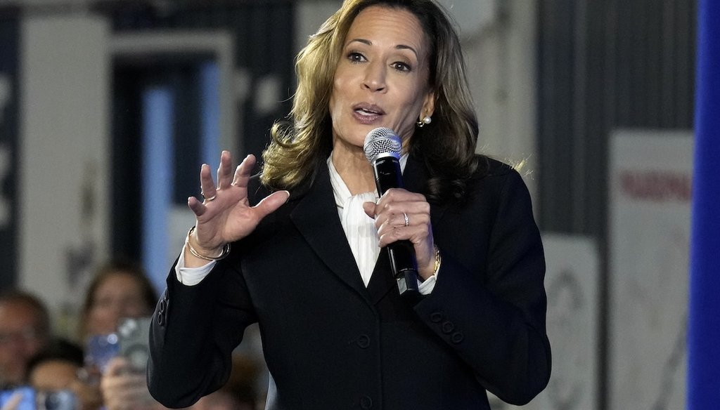 La candidata presidencial demócrata, la vicepresidenta Kamala Harris, habla en una fiesta en Cherry Street Pier después del debate presidencial en Filadelfia, el 10 de septiembre de 2024. (AP)