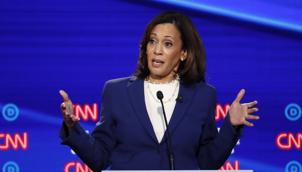 En esta fotografía del 15 de octubre de 2019, la entonces candidata presidencial demócrata y senadora de California, Kamala Harris, habla durante un debate de las primarias presidenciales demócratas en Westerville, Ohio. (AP)