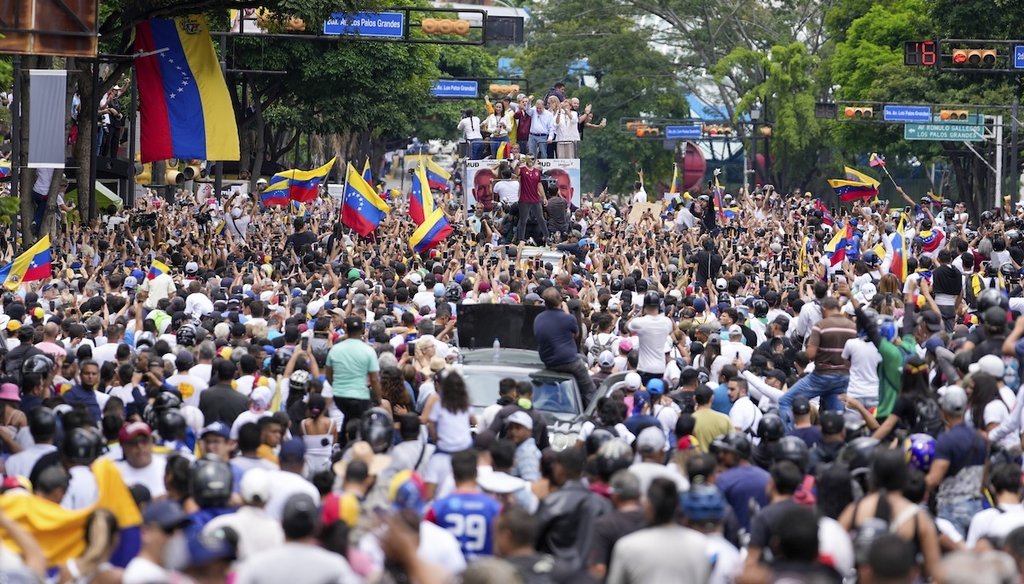 La líder opositora María Corina Machado y el candidato opositor Edmundo González Urrutia en un camión durante una protesta contra los resultados oficiales de las elecciones presidenciales, el 30 de julio de 2024 en Caracas, Venezuela. (AP)