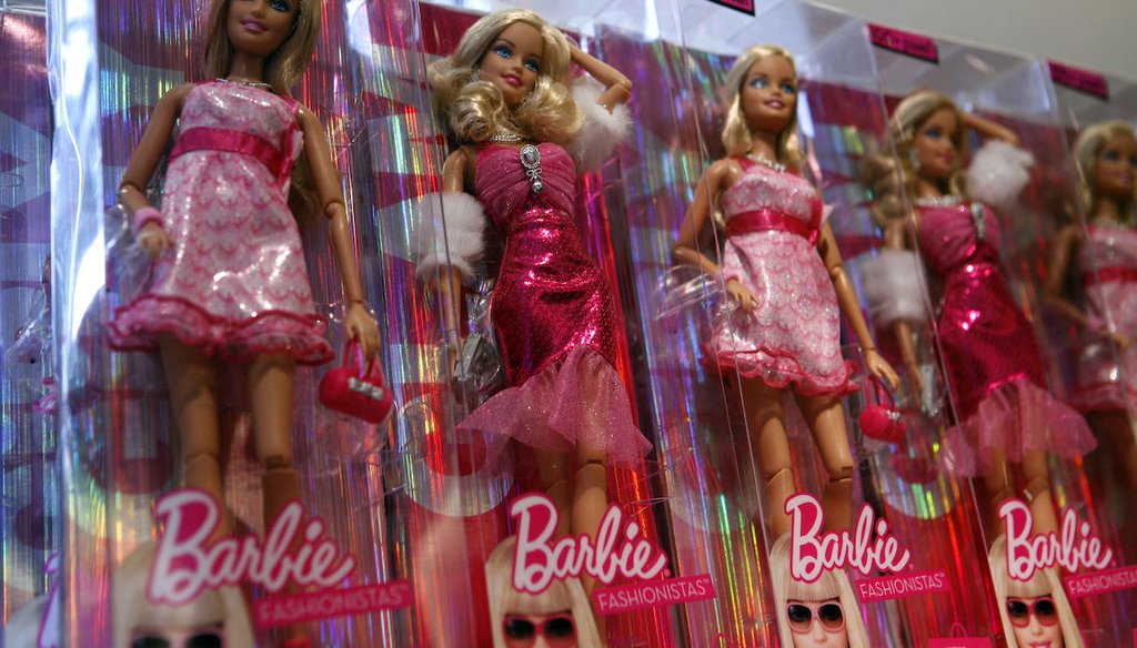 La mercancía de Barbie se exhibe en una boutique de Intermix el 10 de septiembre de 2009 en Nueva York. (AP)