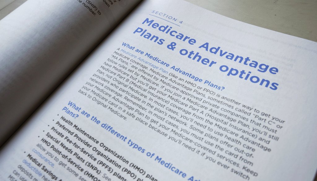 Esta foto de archivo del 8 de noviembre de 2018 muestra una página del Manual de Medicare de EE. UU. de 2019 en Washington. (AP)