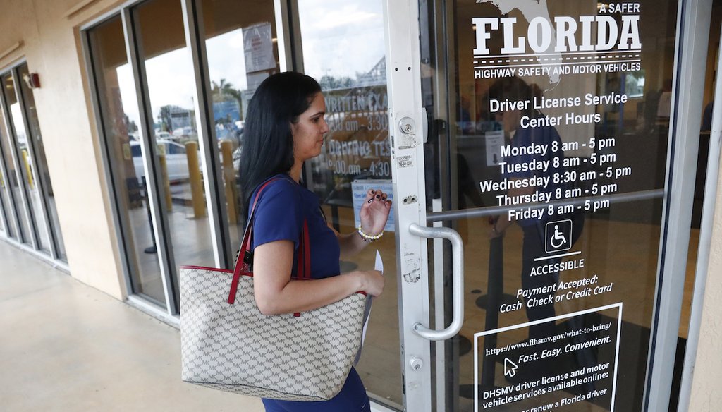 Una mujer entra a un centro de servicios de licencias de conducir del Departamento de Seguridad Vial y Vehículos Motorizados de Florida, el 8 de octubre de 2019, en Hialeah, Florida. (AP)
