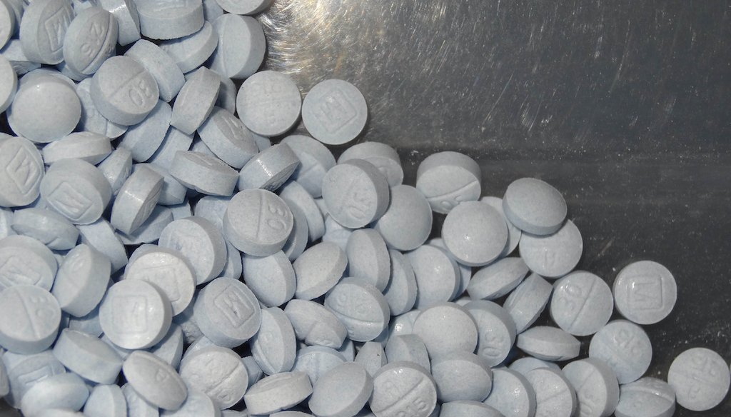 Esta fotografía que fue suministrada por la oficina de la Fiscalía de los Estados Unidos en Utah y presentada como evidencia en un juicio en 2019 muestra pastillas falsas de oxycodone contaminadas con fentanilo. (AP)