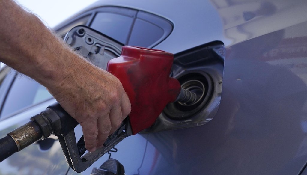 Un cliente echa gasolina en una gasolinera Exxon, el 10 de mayo de 2022, en Miami. (AP)