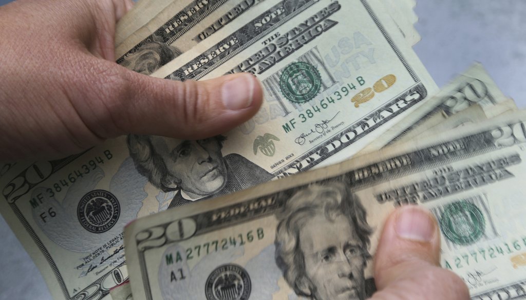 Se cuentan billetes de $20 el 15 de junio de 2018 en North Andover, Massachusetts. (AP)