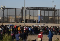 Expira Título 42: ¿Qué sigue para los migrantes que piden asilo en la frontera de EEUU?