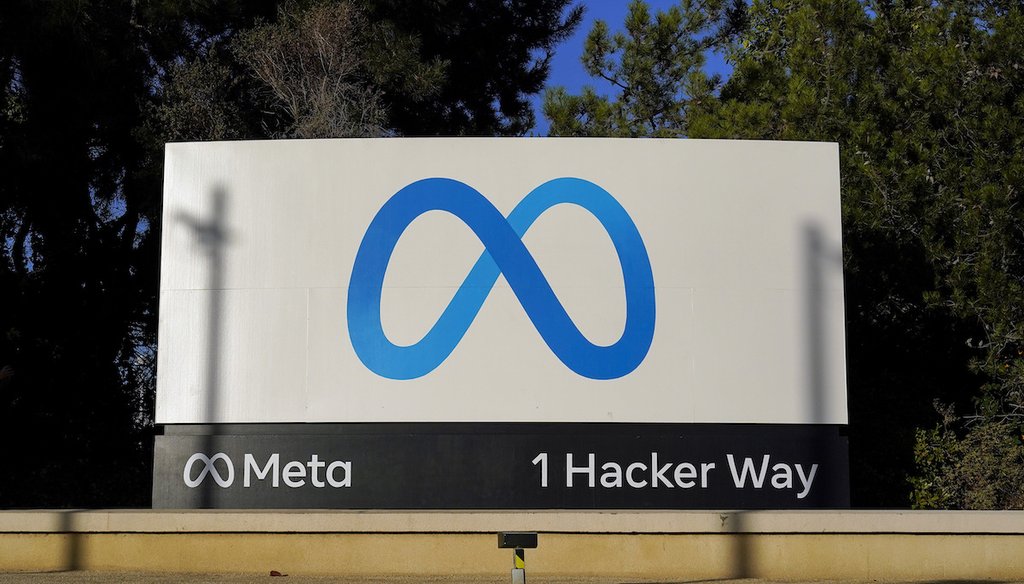 El logo de Meta en una valla en la sede principal de la compañía en Menlo Park, California, el 9 de noviembre de 2022. (AP)