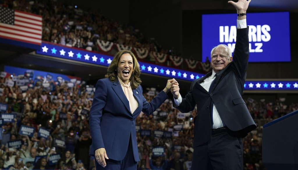 La vicepresidenta candidata demócrata a la presidencia, Kamala Harris, acompañada, a la izquierda, por su compañero de fórmula, el gobernador de Minnesota, Tim Walz, aparece en un evento de campaña en Filadelfia, el 6 de agosto de 2024.