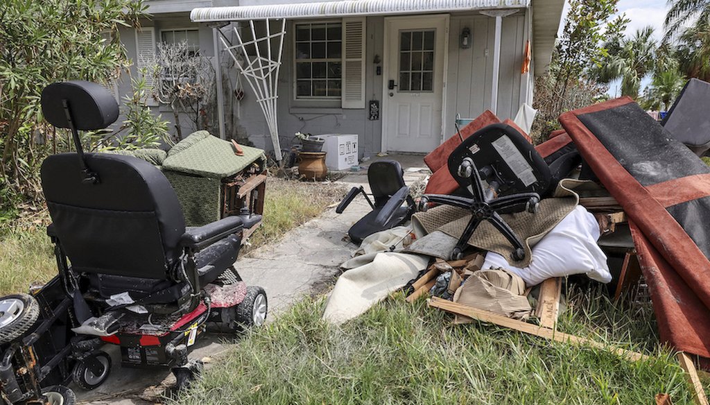 El contenido de la casa de Francis Wright, quien fue encontrado muerto en la casa después del huracán Helene, descansa en pilas, el 2 de octubre de 2024, en Madeira Beach, Florida. (AP)