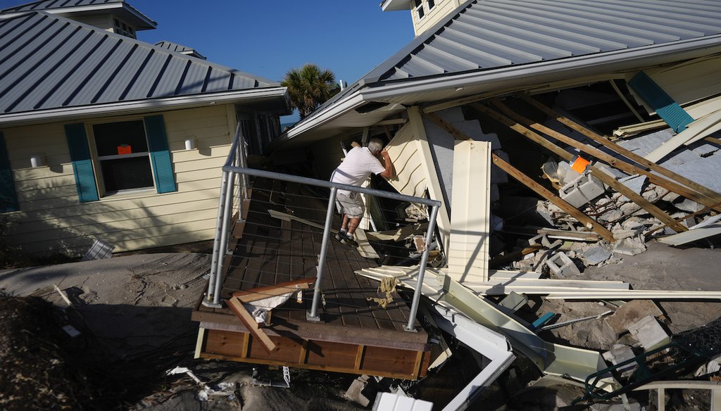 Un propietario observa los restos de la unidad del segundo piso donde vivía con su esposa, en Manasota Key, en Englewood, Florida, luego del paso del huracán Milton, el 13 de octubre de 2024. (AP)