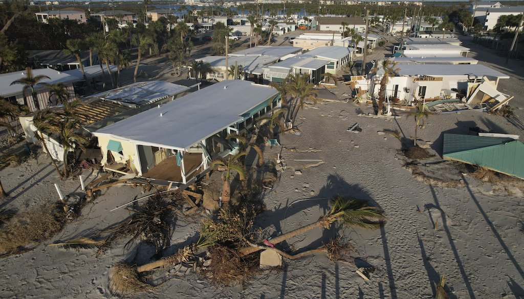 Se observan los daños causados ​​por el huracán Milton en una comunidad de casas móviles en Manasota Key, en Englewood, Florida, el 13 de octubre de 2024. (AP)