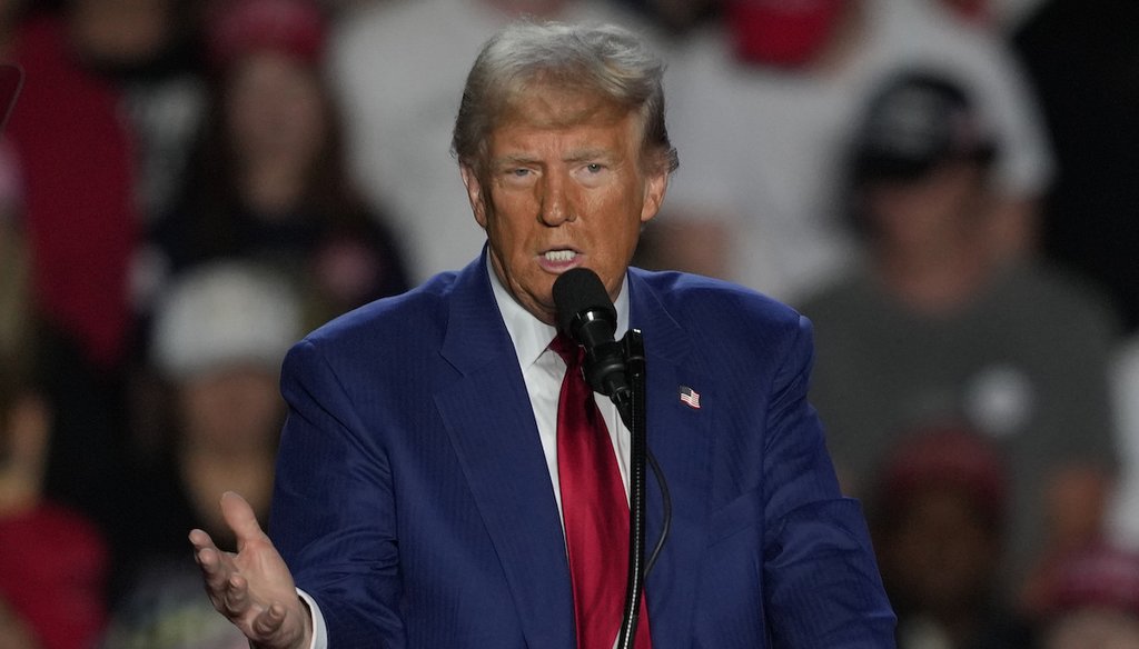 El candidato presidencial republicano Donald Trump habla en un acto de campaña en el Mullett Arena, el 24 de octubre de 2024, en Tempe, Arizona. (AP)