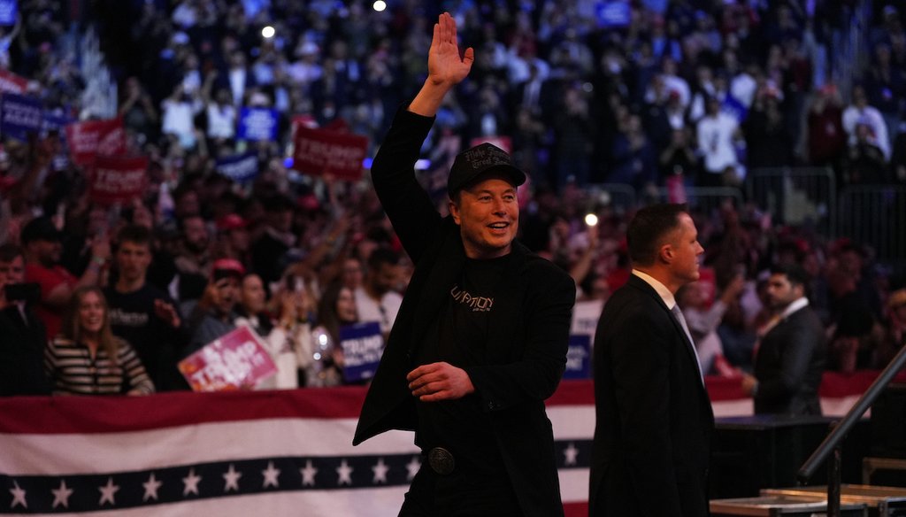 Elon Musk saluda a la multitud en un mitin de campaña del candidato presidencial republicano y expresidente Donald Trump, en el Madison Square Garden, el 27 de octubre de 2024, en Nueva York. (AP)