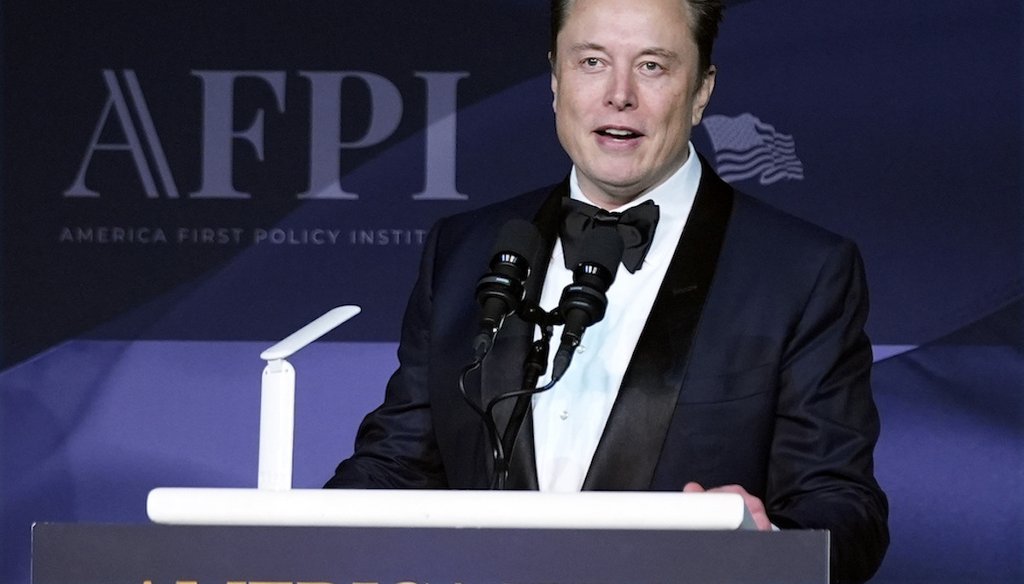 Elon Musk habla después de que el presidente electo Donald Trump hablara durante una gala del America First Policy Institute en su propiedad de Mar-a-Lago, el 14 de noviembre de 2024, en Palm Beach, Florida. (AP)