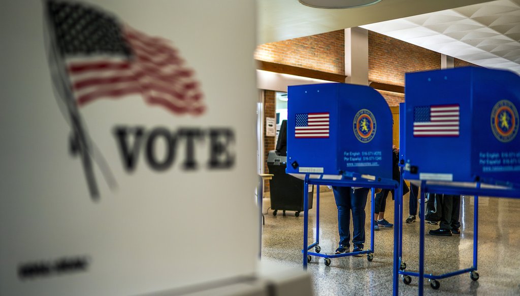 Una mujer marca su papeleta dentro de un centro de votación durante la votación anticipada en las elecciones primarias presidenciales estatales, el 26 de marzo de 2024, en Freeport, Nueva York. (AP)