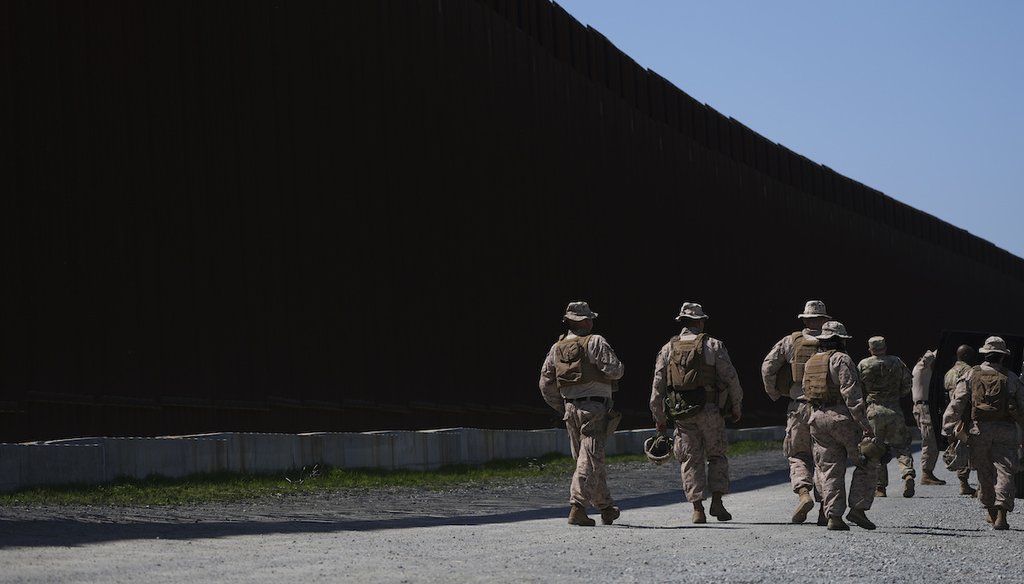 Soldados del Cuerpo de Infantería de Marina de Estados Unidos caminan en una sección de uno de los dos muros fronterizos que separan a México de Estados Unidos el 21 de marzo de 2025. (AP)