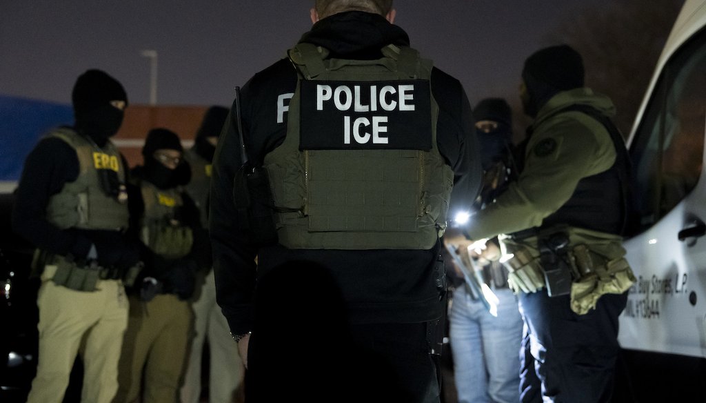 Oficiales del Servicio de Inmigración y Control de Aduanas de Estados Unidos se reúnen para una sesión informativa antes de una operación de control, el 27 de enero de 2025, en Silver Spring, Maryland. (AP)