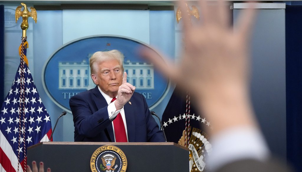 El presidente Donald Trump habla en la sala de prensa James Brady de la Casa Blanca, el 30 de enero de 2025, en Washington. (AP)