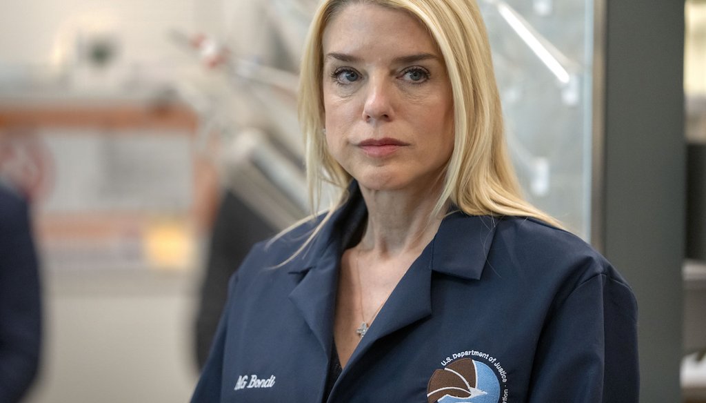 La secretaria de justicia Pam Bondi visita un laboratorio de investigación de la Administración para el Control de Drogas el 29 de abril de 2025 en el norte de Virginia. (AP)