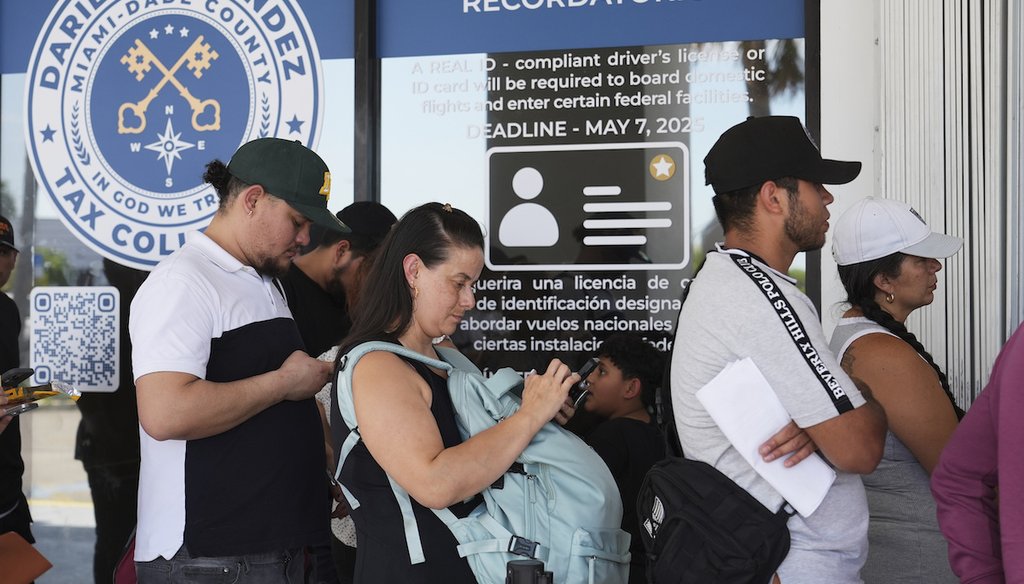 Varias personas hacen fila frente a una oficina del Recaudador de Impuestos del Condado de Miami-Dade el 6 de mayo de 2025 en Miami. (AP)