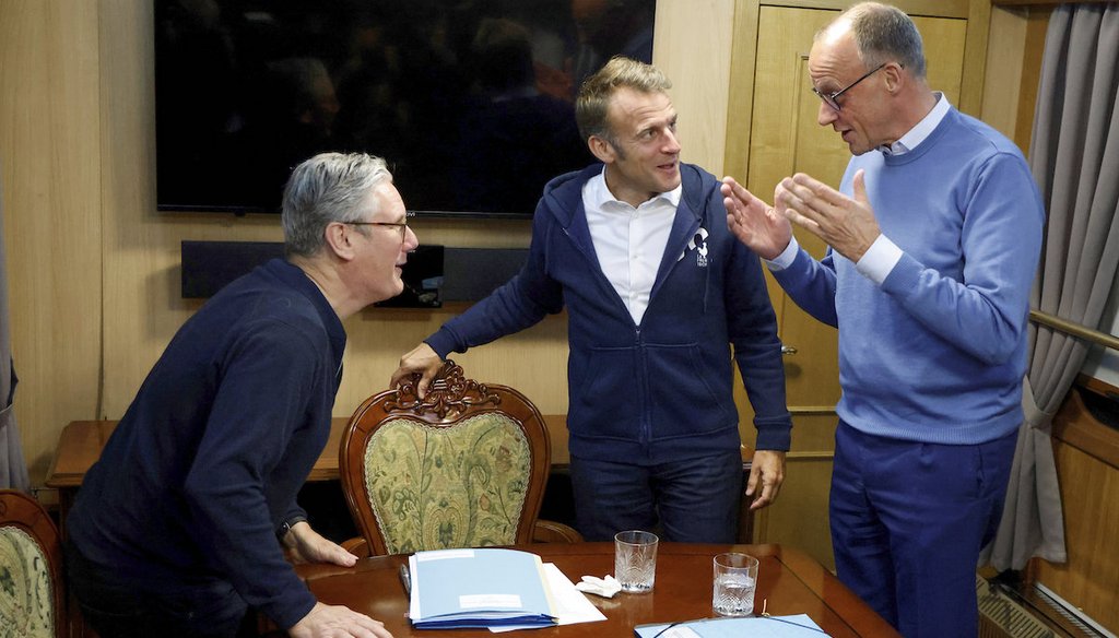 El primer ministro del Reino Unido, Keir Starmer (izquierda), se reúne con el presidente francés, Emmanuel Macron (centro), y el canciller alemán, Friedrich Merz, a bordo de un tren rumbo a Kiev, donde se iban a reunir con Volodymyr Zelenskyy. (AP)
