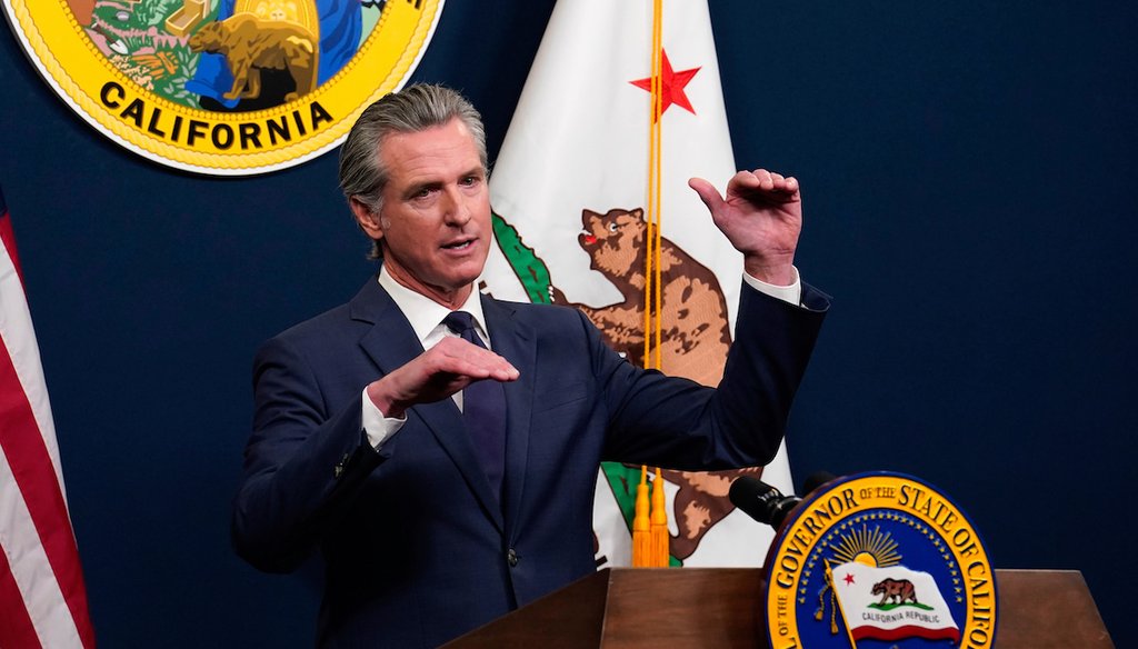 El gobernador de California, Gavin Newsom, presenta su presupuesto estatal revisado durante una conferencia de prensa en Sacramento, California, el 14 de mayo de 2025. (AP)