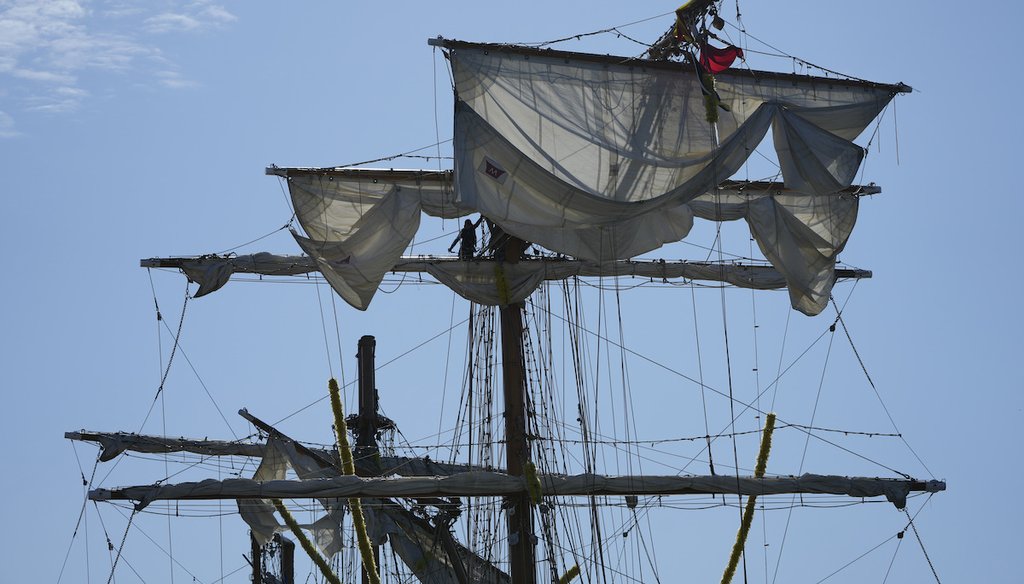 Personas trabajan en el Cuauhtémoc, un buque escuela de la Armada de México el 19 de mayo de 2025, después de que chocó con el Puente de Brooklyn en Nueva York. (AP)