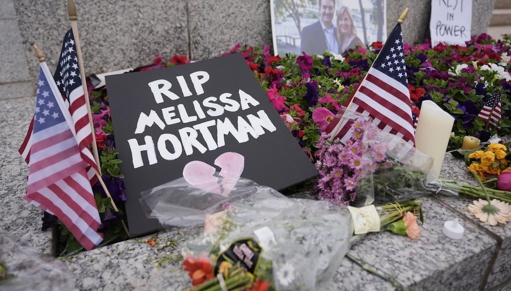 Un homenaje conmemorativo para la representante estatal Melissa Hortman y su esposo en el capitolio de Minnesota, el 15 de junio de 2025 en St. Paul, Minnesota. (AP)