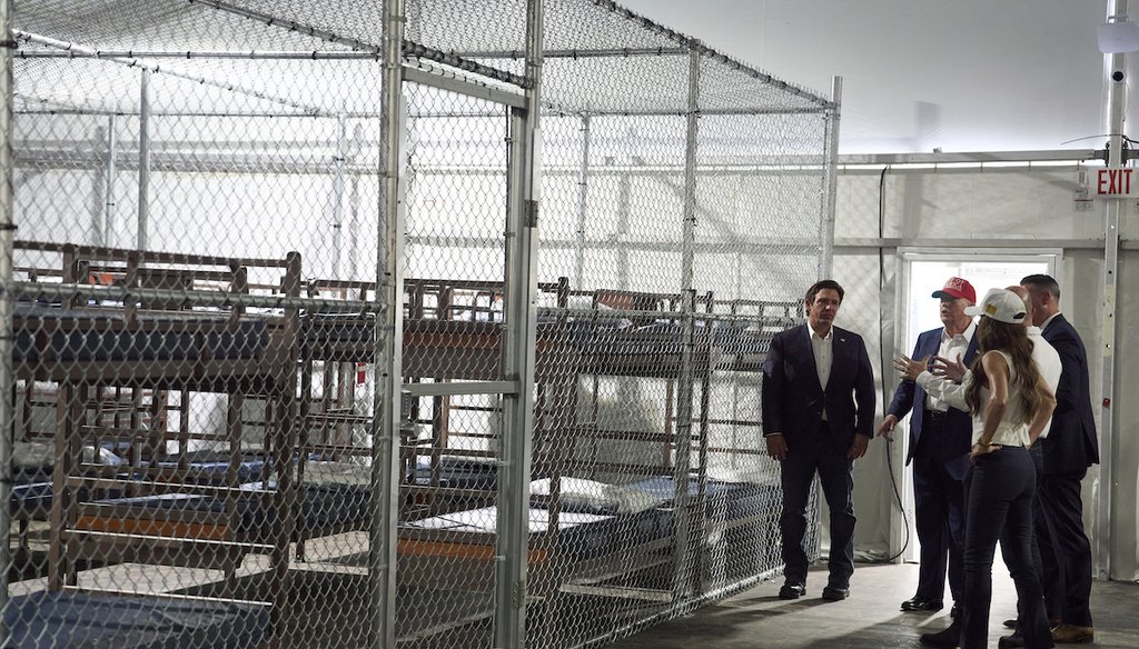 El presidente Donald Trump visita "Alligator Alcatraz", un centro de detención de migrantes en el Dade-Collier Training and Transition facility, el 1 de julio de 2025, en Ochopee, Florida. (AP)