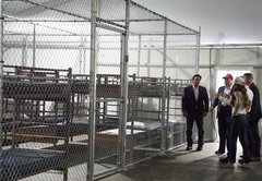 ¿Cómo se comparan los estándares de detención de ICE con los de las cárceles y prisiones?