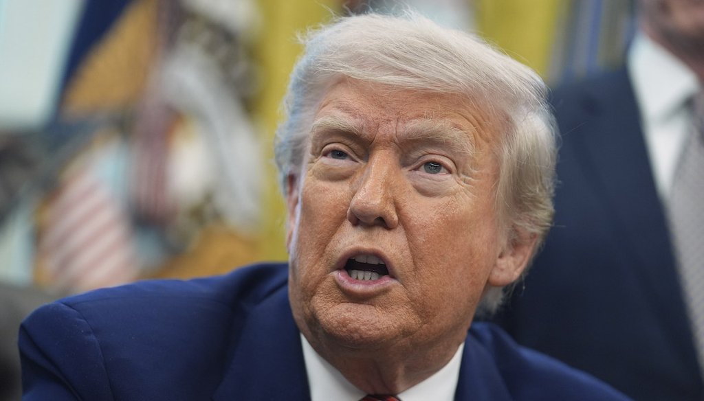 El presidente Donald Trump habla con los periodistas en el Despacho Oval de la Casa Blanca, el 23 de mayo de 2025, en Washington. (AP)