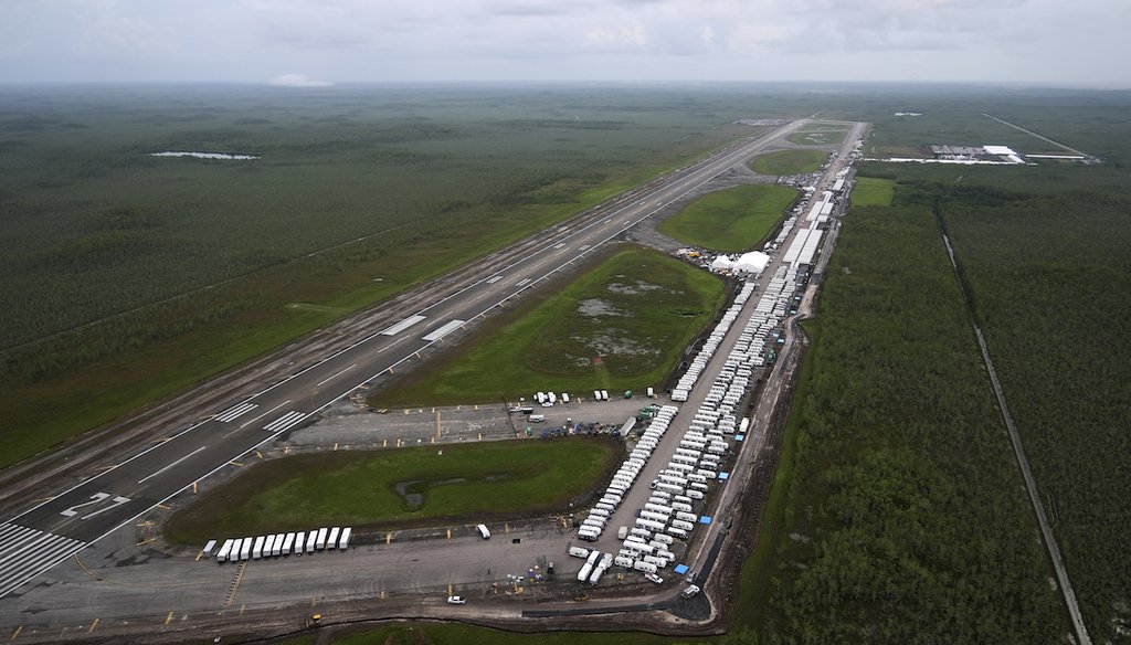 Las obras en el centro de detención de migrantes, "Alligator Alcatraz", avanzan en el Aeropuerto de Entrenamiento y Transición Dade-Collier, en los Everglades de Florida, el 4 julio de 2025, en Ochopee, Florida. (AP)