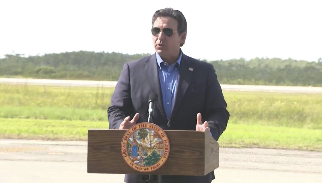 El gobernador Ron DeSantis habla sobre vuelos de deportación desde el centro de detención migratorio en los Everglades, "Alligator Alcatraz", el 25 de julio de 2025 en Ochopee, Florida. (AP vía Oficina del Gobernador de Florida)