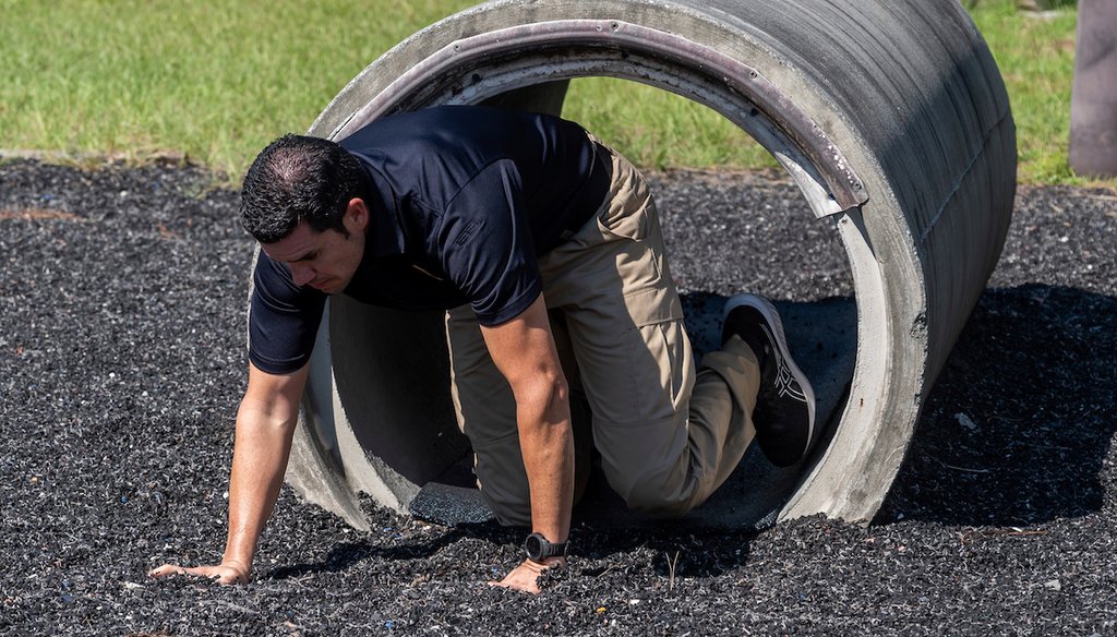 Un instructor del Servicio de Control de Inmigración y Aduanas (ICE) demuestra cómo se lleva a cabo el curso de agilidad en los Centros Federales de Capacitación para el Cumplimiento de la Ley en Brunswick, Georgia, el 21 de agosto de 2025. (AP)