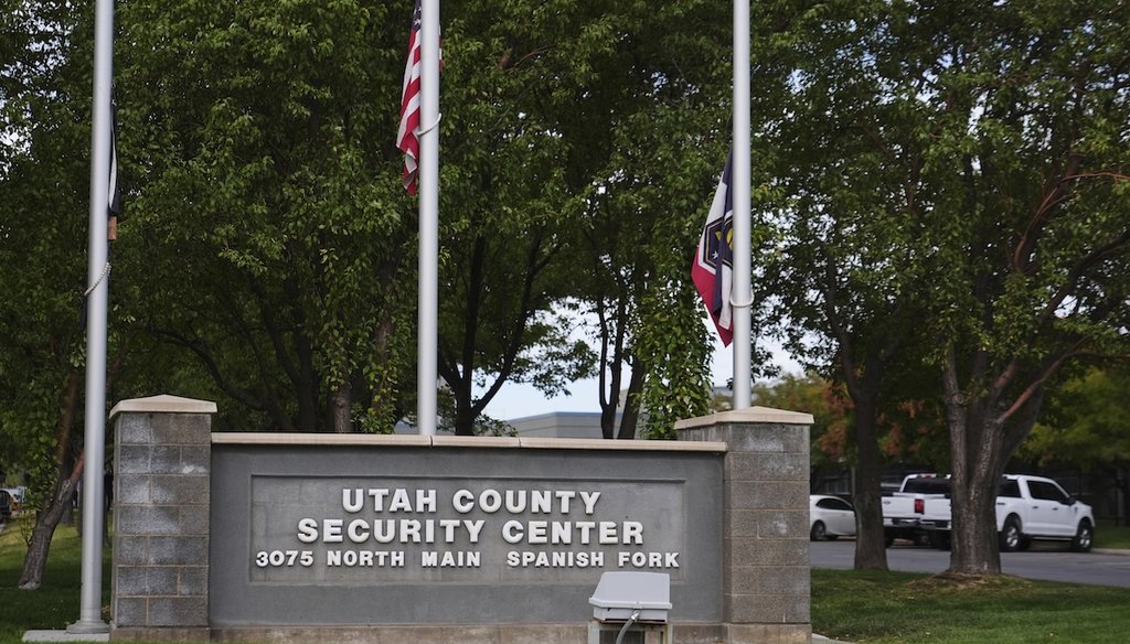 이미지 2: 유타주 스패니시 포크의 유타 카운티 보안센터(유타 카운티 교도소 포함) 밖에 조기가 걸려 있다. 2025년 9월 12일. (AP)