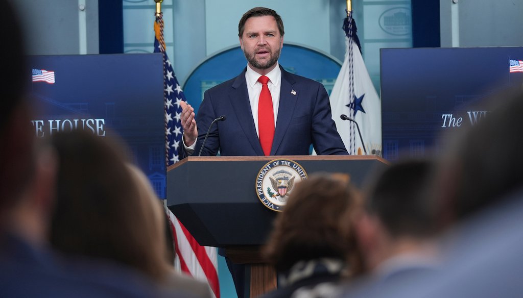 El vicepresidente JD Vance conversando con periodistas en la sala de prensa James Brady de la Casa Blanca, el 1 de octubre de 2025, en Washington. (AP))
