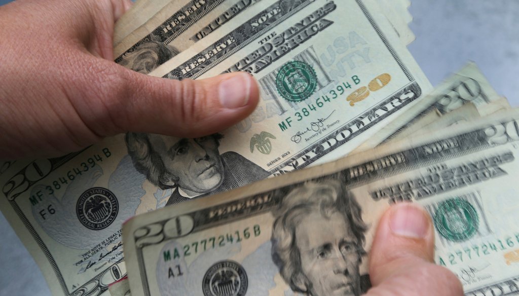 En esta foto de archivo del 15 de junio de 2018, se cuentan billetes de veinte dólares en North Andover, Massachusetts. (AP)