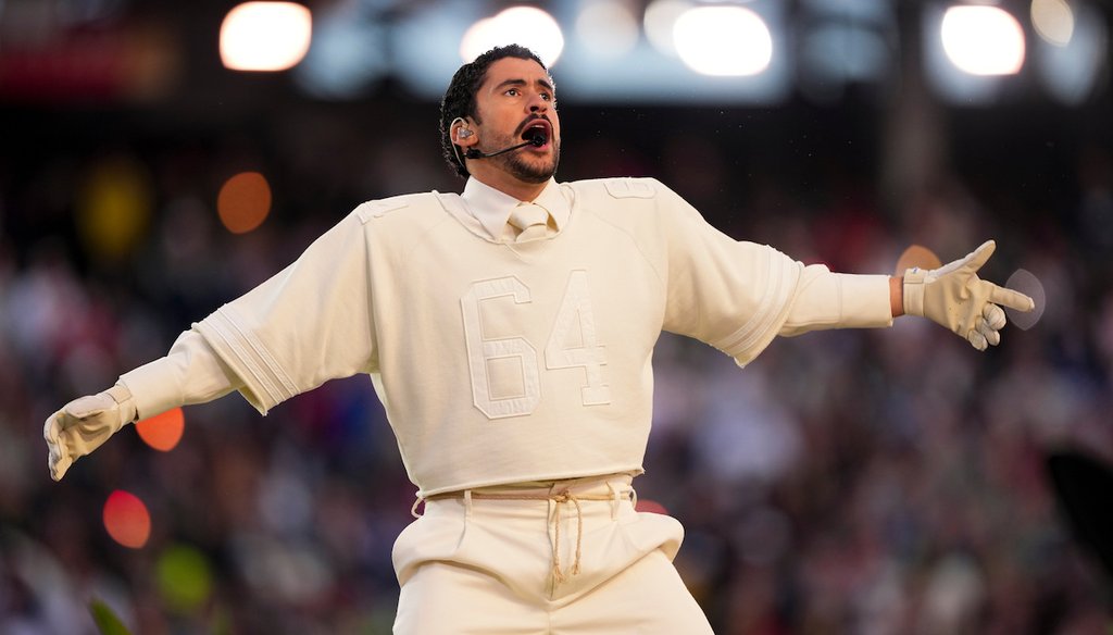 Bad Bunny actúa durante el medio tiempo del partido de fútbol americano del Super Bowl 60 de la NFL entre los New England Patriots y los Seattle Seahawks, el 8 de febrero de 2026, en Santa Clara, California. (AP)