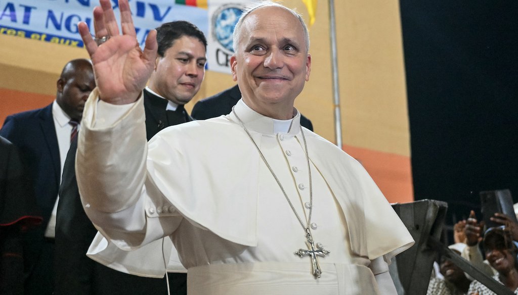 El papa León XIV saluda a sus seguidores al retirarse tras su visita al orfanato Ngul Zamba ("Poder de Dios") en Yaundé, Camerún, el 15 de abril, en el tercer día de su viaje apostólico a África. (AP)