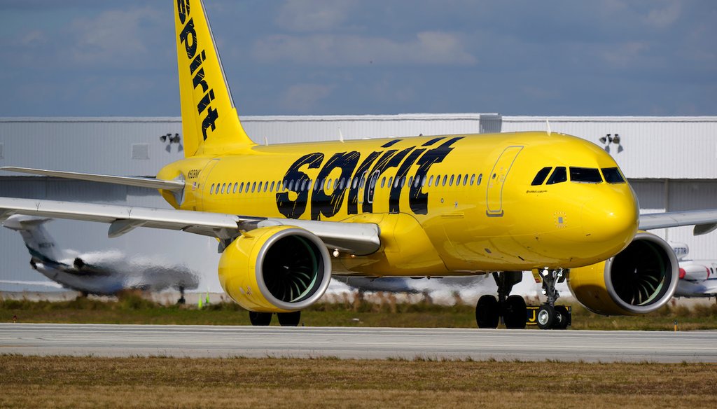 Un avión de Spirit Airlines se prepara para despegar del Aeropuerto Internacional de Fort Lauderdale-Hollywood, el 19 de enero de 2021, en Fort Lauderdale, Florida. (AP)
