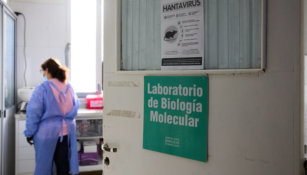 Un cartel con el dibujo del roedor que transmite el hantavirus e información sobre medidas preventivas se encuentra colocado en el Hospital Zonal Ramón Carrillo de Bariloche, Argentina, el 12 de mayo de 2026. (AP)