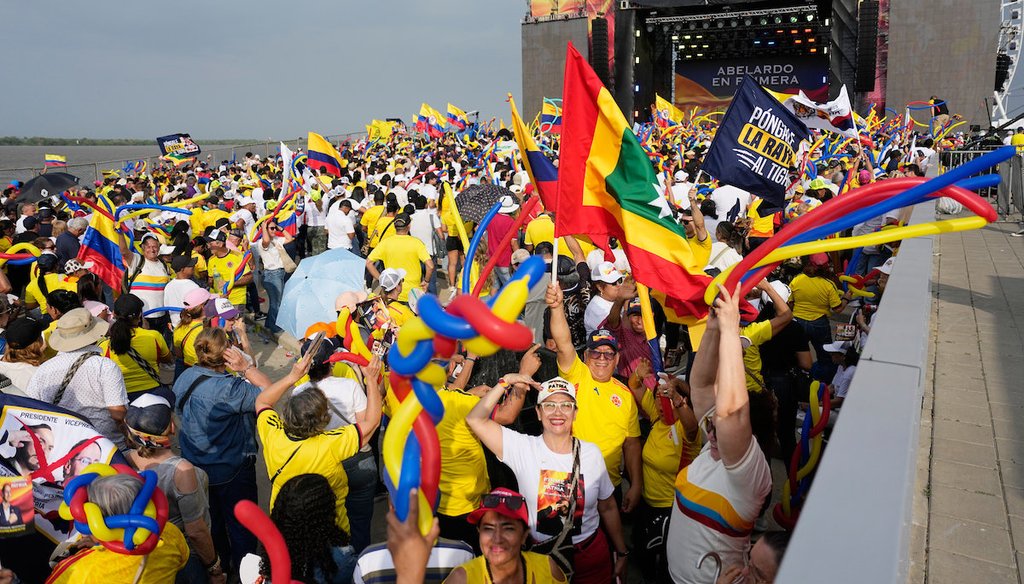 Simpatizantes se reúnen para un mitin de campaña del candidato presidencial Abelardo de la Espriella, del movimiento Defensores de la Patria, en Barranquilla, Colombia, el 23 de mayo de 2026. (AP)