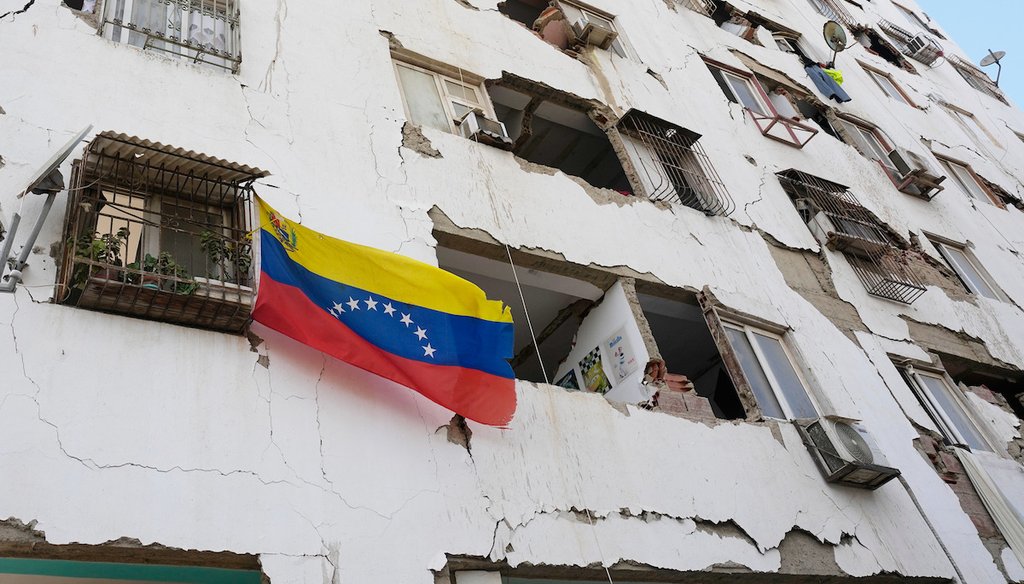 Una bandera venezolana cuelga de un edificio dañado en Catia La Mar, Venezuela, dos días después de los terremotos que azotaron la zona, el 26 de junio de 2026. (AP)