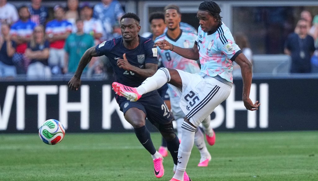 Nathan Ngoy (25) de Bélgica despeja el balón ante Folarin Balogun de Estados Unidos durante el partido de octavos de final de la Copa Mundial de Fútbol en Seattle, el 6 de julio de 2026. (AP)