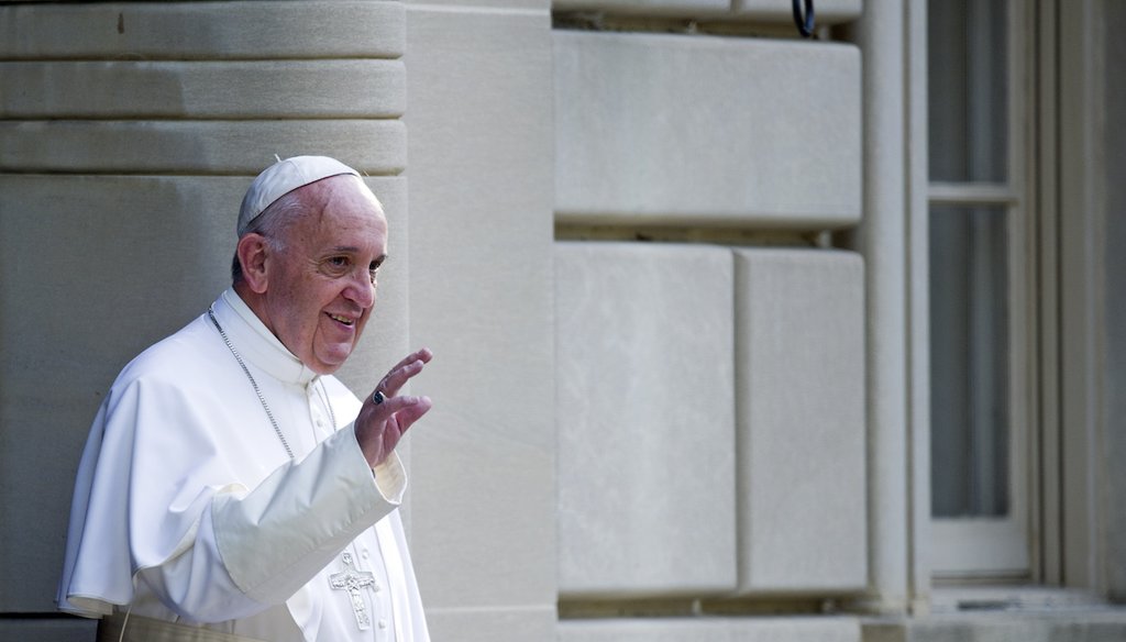 Papa Francisco saluda al salir de la Nunciatura Apostólica rumbo al Congreso en Washington, el 24 de septiembre de 2015. (AP)